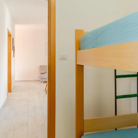 Guesthost - Comfy Near The Appartement