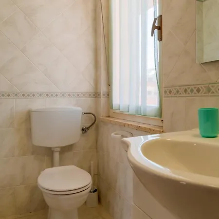 Guesthost - Comfy Near The Appartement Alghero