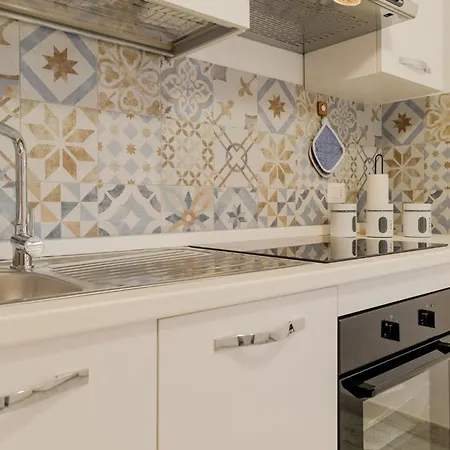 Guesthost - Comfy Near The Apartamento Alghero